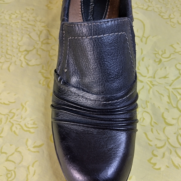 Earth Origins black leather maple woman's 10 medium. Slip on block heel. - Picture 3 of 9